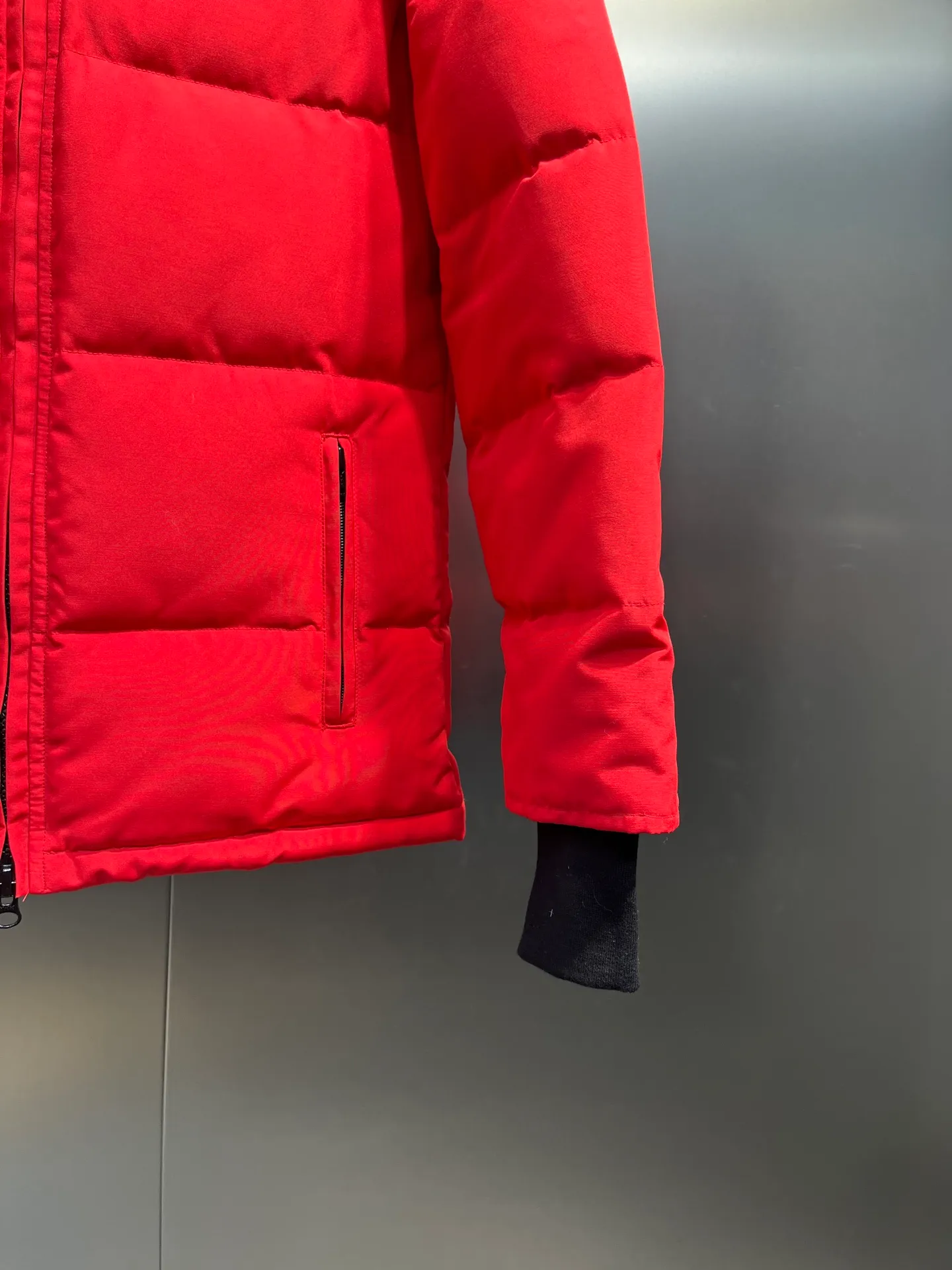 P860 Canada Goose Canada # Expedition04 Parker, a treasure of Canadian origin! Limited supply worldwide! Canada Goose Model 04 is a top-notch couple model, polar cold-proof outdoor series fur collar detachable hooded parka down jacket, the first Goose in 2024. I hope my partners like the top quality, and I hope everyone can evaluate it together! The most popular cool items of the Big Goose family in 2024 are online. The same popular product of Yi Yang Qianxi is said to be a joint limited edition Big Goose that cannot be bought in autumn and winter. If you dislike the sameness of the Big Goose in the past, then this model will definitely give you a different experience! This year's most powerful couple's collection for autumn and winter is online, a top-notch luxurious ready-to-wear style, paired with an outdoor warm down jacket with great style and charm! The most standard and classic items of the Daye family in the past two years are equipped with unique reflective stripes for embellishment, which further shows the high-end fashion performance effect. With the embellishment of hardware buckles, it has excellent performance effect. The upper body is clean, simple and elegant, even for urban leisure. It is suitable for various occasions. Designed with large pockets, this model has a large capacity and is equipped with reflective stripes, making it safer at night. It is suitable for various adventure activities. It is made of windproof and waterproof technical materials. The interior is filled with full white duck down, which is absolutely cold-proof and warm. It also has a stand-up collar design and fine fluff at the collar, with meticulous attention to detail! The charm of this model is also more spiritual, and the upper body has more temperament and specifications. It perfectly shows the ultra-high standard of fashionable performance of this model, integrating outdoor and life, and you can even create high-street wear! The most pinnacle limited-edition goose that we have presented so far, both in terms of design and detailed materials, it is completely outstanding. The grand and evergreen version design is matched with cool reflective elements. The overall appearance can be said to be quite high, and it has that kind of powerful outdoor performance! It combines high-end casual attributes with high-street style. It is high-grade, domineering, warm, and beautiful. The visibility of the upper body is quite strong, and the configuration of the owl element is highly brand-recognizable. It fully complements the overall brand performance and visual effects, and also has the high-end sense of fashion and fashionable performance. It is a must-buy product because it is the most awesome down brand on the planet and one of Canada's three national treasure brands. It is also a sentimental down luxury brand. In the field of polar cold-proof clothing, Goose has made an irreplaceable contribution... Size: xs s m l xl